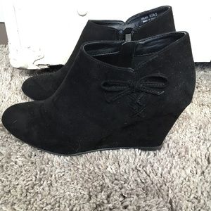 Black wedge